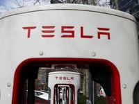 Jangan Kaget, Bahan Baku Baterai Mobil Tesla Ternyata dari RI