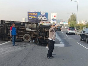 Truk Terbalik di Tol Sedyatmo Arah Tomang, Petugas Evakuasi