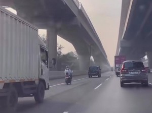 Pemotor Nyelonong Masuk Tol Japek Saat OTW Lamar Kerja Ditilang Polisi