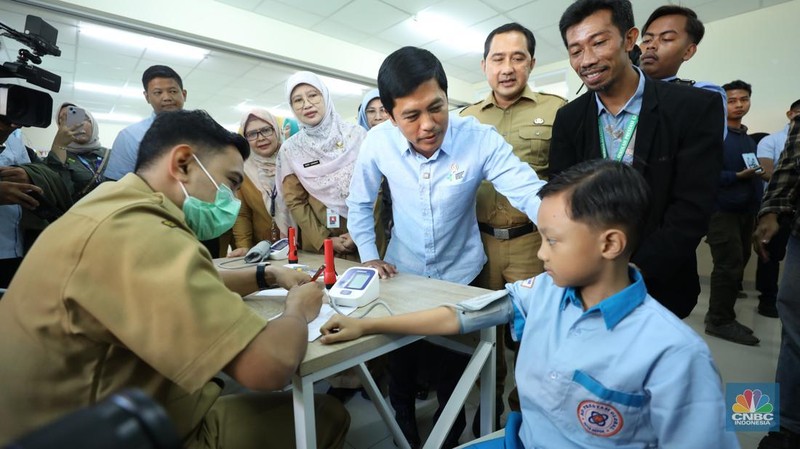 Wakil Menteri Kesehatan (Wamenkes) Dante Saksono Harbuwono meninjau langsung pelaksanaan program cek kesehatan gratis (CGK) bagi anak sekolah di sekolah Prestasi Global, Pancoran Mas, Depok, Senin (4/8/2025). (CNBC Indonesia/Tri Susilo)
