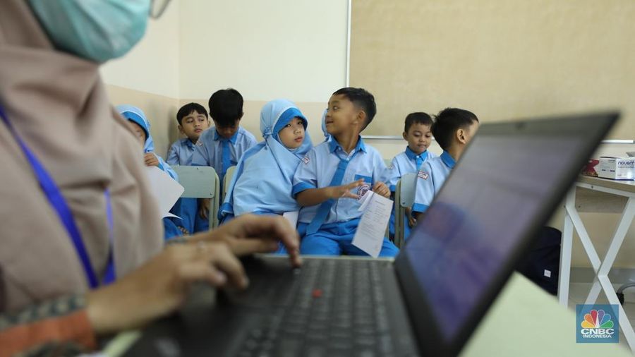 Wakil Menteri Kesehatan (Wamenkes) Dante Saksono Harbuwono meninjau langsung pelaksanaan program cek kesehatan gratis (CGK) bagi anak sekolah di sekolah Prestasi Global, Pancoran Mas, Depok, Senin (4/8/2025). (CNBC Indonesia/Tri Susilo)