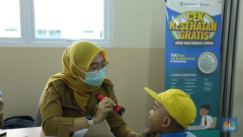 Wakil Menteri Kesehatan (Wamenkes) Dante Saksono Harbuwono meninjau langsung pelaksanaan program cek kesehatan gratis (CGK) bagi anak sekolah di sekolah Prestasi Global, Pancoran Mas, Depok, Senin (4/8/2025). Wakil Menteri Kesehatan (Wamenkes) Dante Saksono Harbuwono meninjau langsung pelaksanaan program cek kesehatan gratis (CGK) bagi anak sekolah di sekolah Prestasi Global, Pancoran Mas, Depok, Senin (4/8/2025). (CNBC Indonesia/Tri Susilo)