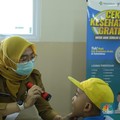 Wakil Menteri Kesehatan (Wamenkes) Dante Saksono Harbuwono meninjau langsung pelaksanaan program cek kesehatan gratis (CGK) bagi anak sekolah di sekolah Prestasi Global, Pancoran Mas, Depok, Senin (4/8/2025). (CNBC Indonesia/Tri Susilo)