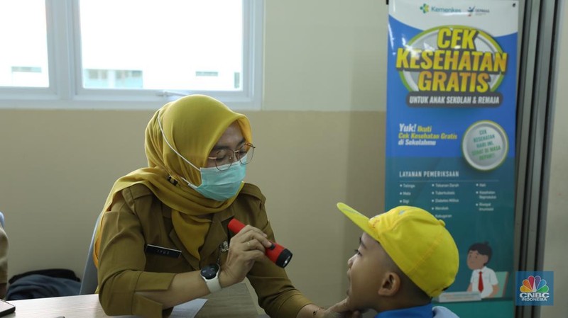 Wakil Menteri Kesehatan (Wamenkes) Dante Saksono Harbuwono meninjau langsung pelaksanaan program cek kesehatan gratis (CGK) bagi anak sekolah di sekolah Prestasi Global, Pancoran Mas, Depok, Senin (4/8/2025). (CNBC Indonesia/Tri Susilo)