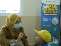 Wakil Menteri Kesehatan (Wamenkes) Dante Saksono Harbuwono meninjau langsung pelaksanaan program cek kesehatan gratis (CGK) bagi anak sekolah di sekolah Prestasi Global, Pancoran Mas, Depok, Senin (4/8/2025). (CNBC Indonesia/Tri Susilo)