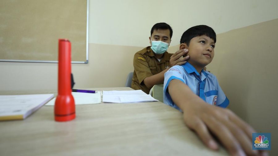 Wakil Menteri Kesehatan (Wamenkes) Dante Saksono Harbuwono meninjau langsung pelaksanaan program cek kesehatan gratis (CGK) bagi anak sekolah di sekolah Prestasi Global, Pancoran Mas, Depok, Senin (4/8/2025). (CNBC Indonesia/Tri Susilo)