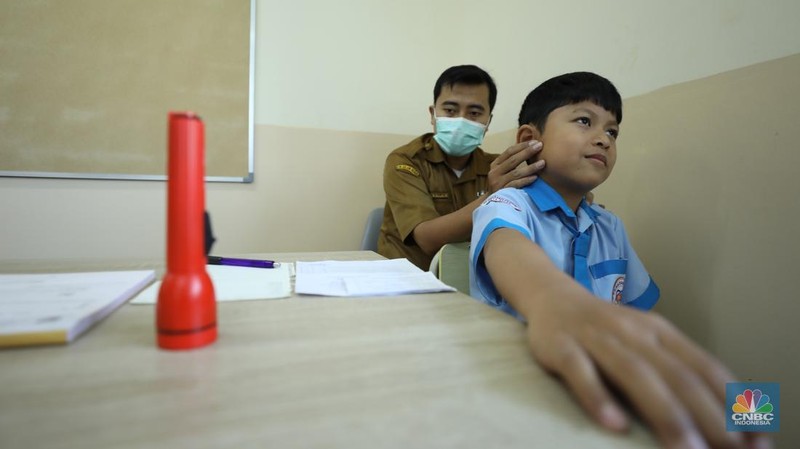 Wakil Menteri Kesehatan (Wamenkes) Dante Saksono Harbuwono meninjau langsung pelaksanaan program cek kesehatan gratis (CGK) bagi anak sekolah di sekolah Prestasi Global, Pancoran Mas, Depok, Senin (4/8/2025). (CNBC Indonesia/Tri Susilo)