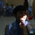 Wakil Menteri Kesehatan (Wamenkes) Dante Saksono Harbuwono meninjau langsung pelaksanaan program cek kesehatan gratis (CGK) bagi anak sekolah di sekolah Prestasi Global, Pancoran Mas, Depok, Senin (4/8/2025). (CNBC Indonesia/Tri Susilo)