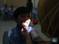Wakil Menteri Kesehatan (Wamenkes) Dante Saksono Harbuwono meninjau langsung pelaksanaan program cek kesehatan gratis (CGK) bagi anak sekolah di sekolah Prestasi Global, Pancoran Mas, Depok, Senin (4/8/2025). (CNBC Indonesia/Tri Susilo)