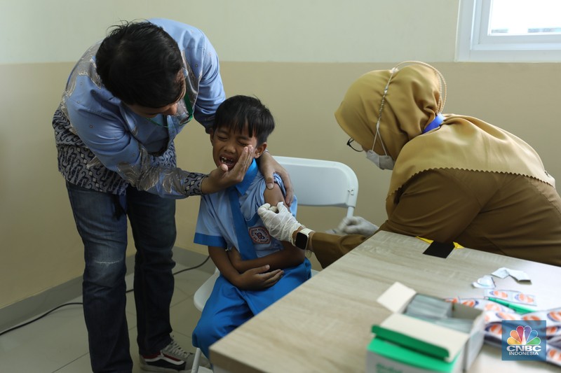 Wakil Menteri Kesehatan (Wamenkes) Dante Saksono Harbuwono meninjau langsung pelaksanaan program cek kesehatan gratis (CGK) bagi anak sekolah di sekolah Prestasi Global, Pancoran Mas, Depok, Senin (4/8/2025). (CNBC Indonesia/Tri Susilo)
