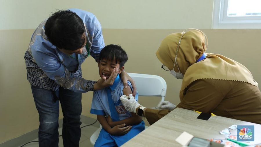 Wakil Menteri Kesehatan (Wamenkes) Dante Saksono Harbuwono meninjau langsung pelaksanaan program cek kesehatan gratis (CGK) bagi anak sekolah di sekolah Prestasi Global, Pancoran Mas, Depok, Senin (4/8/2025). (CNBC Indonesia/Tri Susilo)