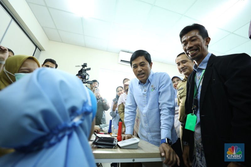 Wakil Menteri Kesehatan (Wamenkes) Dante Saksono Harbuwono meninjau langsung pelaksanaan program cek kesehatan gratis (CGK) bagi anak sekolah di sekolah Prestasi Global, Pancoran Mas, Depok, Senin (4/8/2025). (CNBC Indonesia/Tri Susilo)