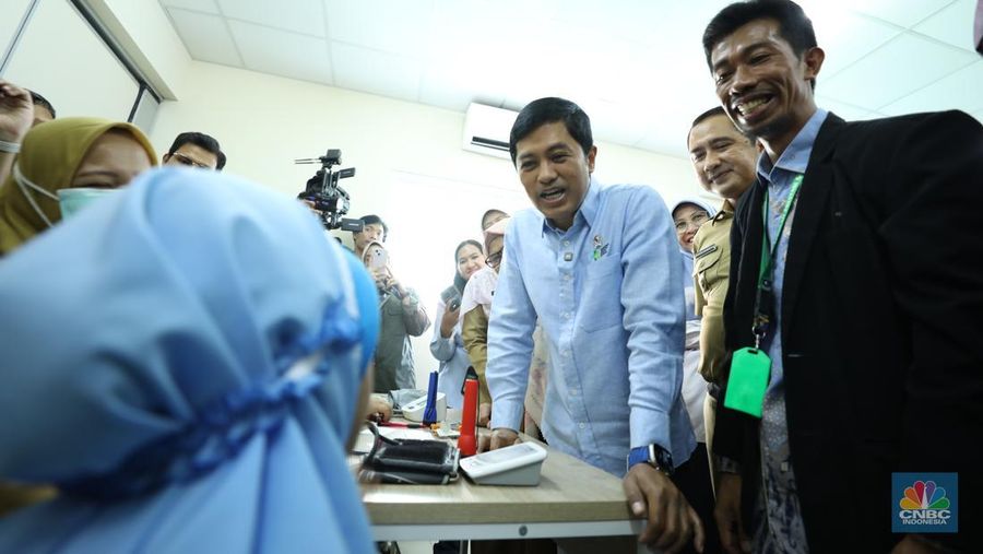Wakil Menteri Kesehatan (Wamenkes) Dante Saksono Harbuwono meninjau langsung pelaksanaan program cek kesehatan gratis (CGK) bagi anak sekolah di sekolah Prestasi Global, Pancoran Mas, Depok, Senin (4/8/2025). (CNBC Indonesia/Tri Susilo)