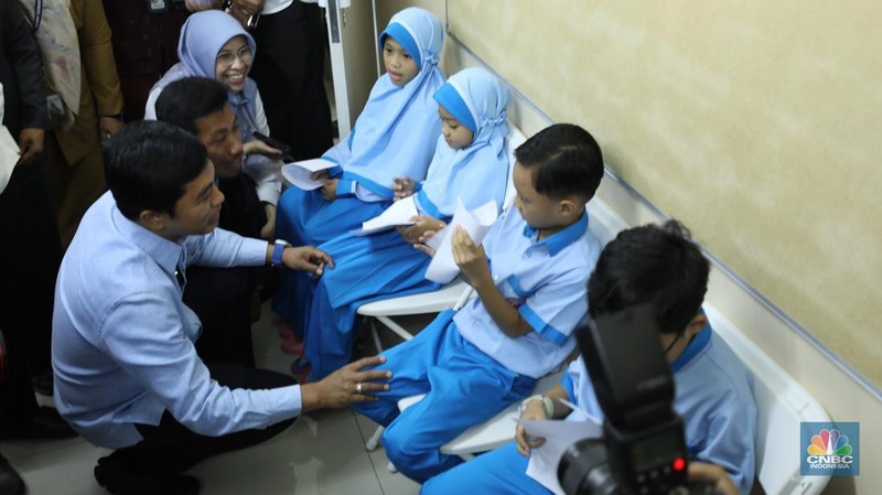 Wakil Menteri Kesehatan (Wamenkes) Dante Saksono Harbuwono meninjau langsung pelaksanaan program cek kesehatan gratis (CGK) bagi anak sekolah di sekolah Prestasi Global, Pancoran Mas, Depok, Senin (4/8/2025). (CNBC Indonesia/Tri Susilo)