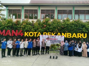 Bhabin Agen Green Policing Turun Ajak Pelajar di Pekanbaru Tanam Pohon