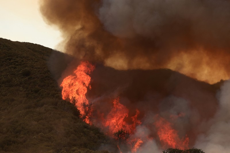 CALIFORNIA-WILDFIRES/ Flames rise as firefighters battle the Gifford Fire in brush-covered hillsides west of New Cuyama, California, U.S. August 4, 2025. REUTERS/David Swanson