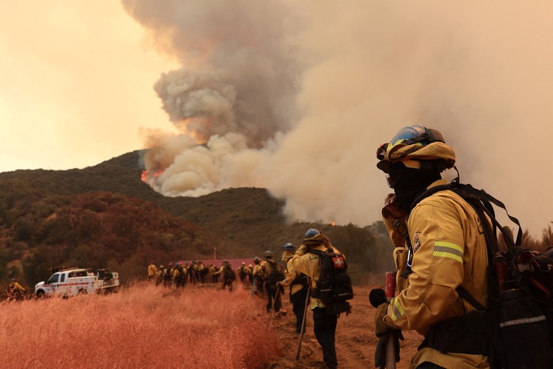 CALIFORNIA-WILDFIRES/ Flames rise as firefighters battle the Gifford Fire in brush-covered hillsides west of New Cuyama, California, U.S. August 4, 2025. REUTERS/David Swanson