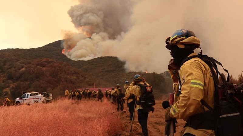 Flames rise as firefighters battle the Gifford Fire in brush-covered hillsides west of New Cuyama, California, U.S. August 4, 2025. REUTERS/David Swanson
