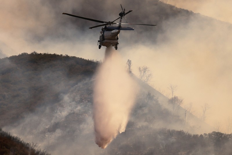 CALIFORNIA-WILDFIRES/ Flames rise as firefighters battle the Gifford Fire in brush-covered hillsides west of New Cuyama, California, U.S. August 4, 2025. REUTERS/David Swanson