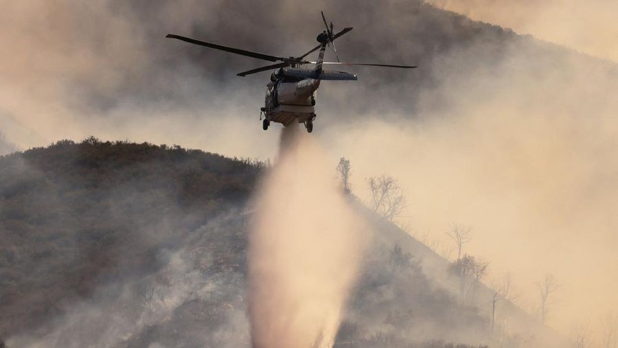 Flames rise as firefighters battle the Gifford Fire in brush-covered hillsides west of New Cuyama, California, U.S. August 4, 2025. REUTERS/David Swanson