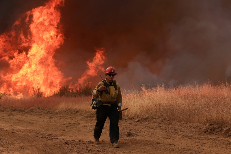 CALIFORNIA-WILDFIRES/ Flames rise as firefighters battle the Gifford Fire in brush-covered hillsides west of New Cuyama, California, U.S. August 4, 2025. REUTERS/David Swanson