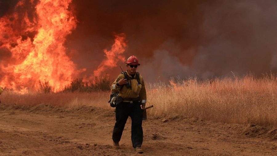 Flames rise as firefighters battle the Gifford Fire in brush-covered hillsides west of New Cuyama, California, U.S. August 4, 2025. REUTERS/David Swanson
