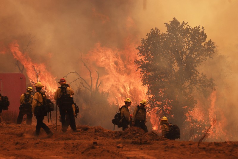 CALIFORNIA-WILDFIRES/ Flames rise as firefighters battle the Gifford Fire in brush-covered hillsides west of New Cuyama, California, U.S. August 4, 2025. REUTERS/David Swanson