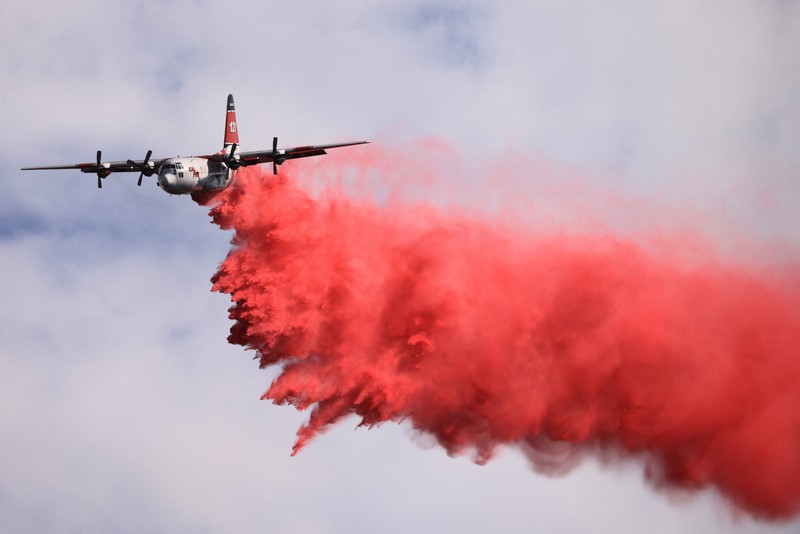 CALIFORNIA-WILDFIRES/ Flames rise as firefighters battle the Gifford Fire in brush-covered hillsides west of New Cuyama, California, U.S. August 4, 2025. REUTERS/David Swanson