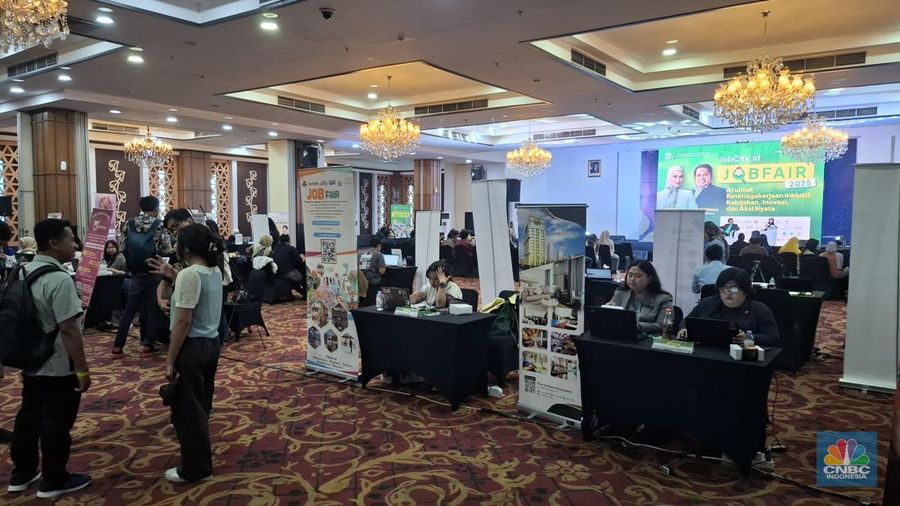 Gelaran bursa lowongan kerja (job fair) kembali digelar di Jakarta tepatnya di Gedung Smesco, Selasa (5/8/2025). (CNBC Indonesia/Chandra)