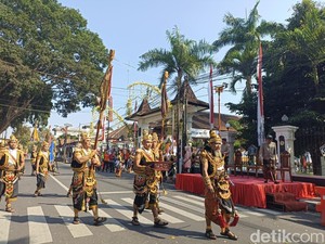 Kirab Pusaka-Panji Pisowanan Agung Warnai Hari Jadi ke-701 Blitar