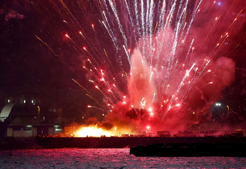 Kembang api diluncurkan dari tongkang yang terbakar selama Festival Kembang Api Minato Mirai Smart di Yokohama, selatan Tokyo, Jepang, 4 Agustus 2025. Reuters TV Kembang api diluncurkan dari tongkang yang terbakar selama Festival Kembang Api Minato Mirai Smart di Yokohama, selatan Tokyo, Jepang, 4 Agustus 2025. Reuters TV