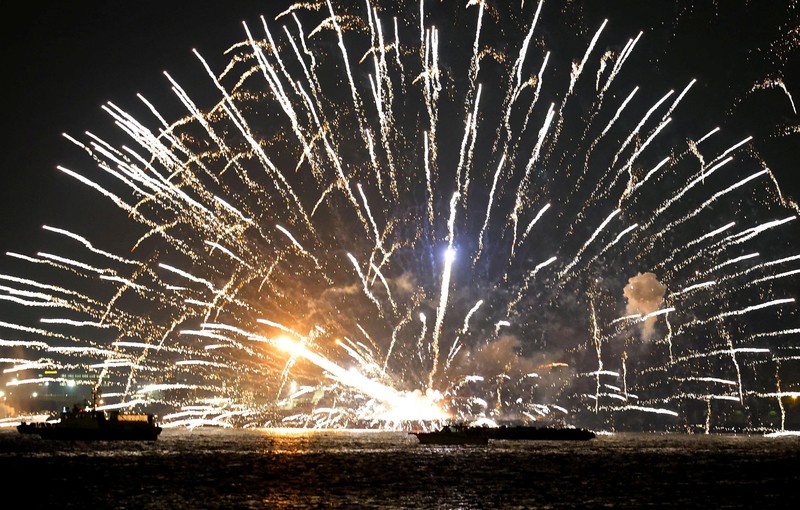 Kembang api diluncurkan dari tongkang yang terbakar selama Festival Kembang Api Minato Mirai Smart di Yokohama, selatan Tokyo, Jepang, 4 Agustus 2025. Reuters TV Kembang api diluncurkan dari tongkang yang terbakar selama Festival Kembang Api Minato Mirai Smart di Yokohama, selatan Tokyo, Jepang, 4 Agustus 2025. Reuters TV