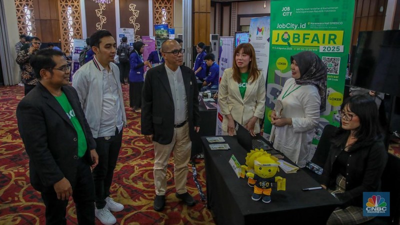 Pencari kerja mencari informasi lowongan pekerjaan dalam acara JobCity Job Fair (JCJF) 2025 di Gedung SMESCO, Jakarta, Selasa (5/8/2025). (CNBC Indonesia/Faisal Rahman)