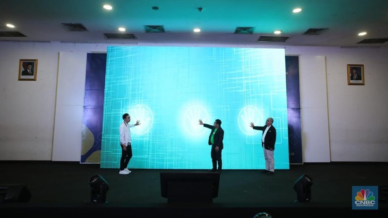 Pencari kerja mencari informasi lowongan pekerjaan dalam acara JobCity Job Fair (JCJF) 2025 di Gedung SMESCO, Jakarta, Selasa (5/8/2025). (CNBC Indonesia/Faisal Rahman)