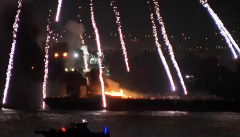 Kembang api diluncurkan dari tongkang yang terbakar selama Festival Kembang Api Minato Mirai Smart di Yokohama, selatan Tokyo, Jepang, 4 Agustus 2025. Reuters TV Kembang api diluncurkan dari tongkang yang terbakar selama Festival Kembang Api Minato Mirai Smart di Yokohama, selatan Tokyo, Jepang, 4 Agustus 2025. Reuters TV
