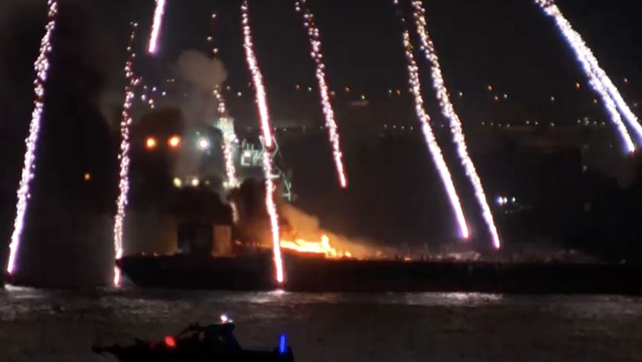 Kembang api diluncurkan dari tongkang yang terbakar selama Festival Kembang Api Minato Mirai Smart di Yokohama, selatan Tokyo, Jepang, 4 Agustus 2025. Reuters TV