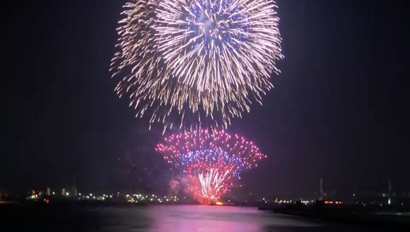 Kembang api diluncurkan dari tongkang yang terbakar selama Festival Kembang Api Minato Mirai Smart di Yokohama, selatan Tokyo, Jepang, 4 Agustus 2025. Reuters TV Kembang api diluncurkan dari tongkang yang terbakar selama Festival Kembang Api Minato Mirai Smart di Yokohama, selatan Tokyo, Jepang, 4 Agustus 2025. Reuters TV
