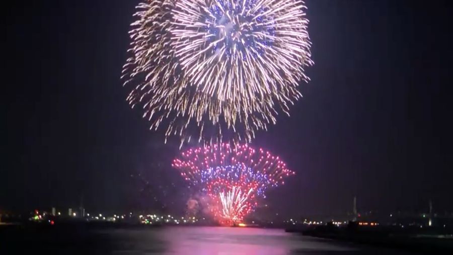 Kembang api diluncurkan dari tongkang yang terbakar selama Festival Kembang Api Minato Mirai Smart di Yokohama, selatan Tokyo, Jepang, 4 Agustus 2025. Reuters TV
