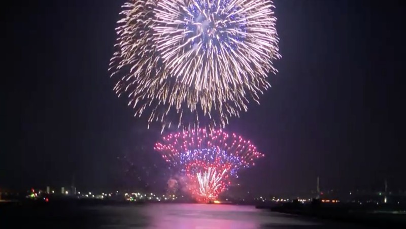 Kembang api diluncurkan dari tongkang yang terbakar selama Festival Kembang Api Minato Mirai Smart di Yokohama, selatan Tokyo, Jepang, 4 Agustus 2025. Reuters TV