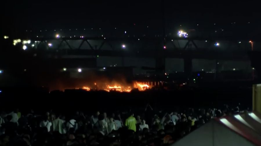 Kembang api diluncurkan dari tongkang yang terbakar selama Festival Kembang Api Minato Mirai Smart di Yokohama, selatan Tokyo, Jepang, 4 Agustus 2025. Reuters TV