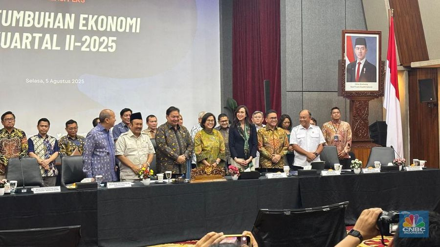 Konferensi pers Menteri Koordinator Bidang Perekonomian terkait realisasi pertumbuhan ekonomi kuartal II tahun 2025 di kantor Kemenko Perekonomian, Jakarta Pusat, Selasa (5/8/2025). (CNBC Indonesia/Zahwa)