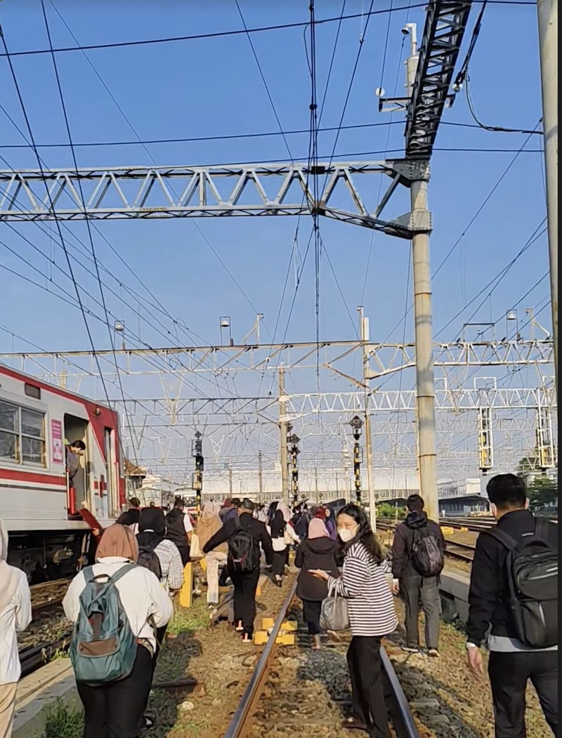 KRL anjlok di emplasemen Stasiun Jakarta Kota, Jakarta Barat, Selasa (5/8). (Tangkapan Layar Instagram via Rossa_Indah) KRL anjlok di emplasemen Stasiun Jakarta Kota, Jakarta Barat, Selasa (5/8). (Tangkapan Layar Instagram via Rossa_Indah)