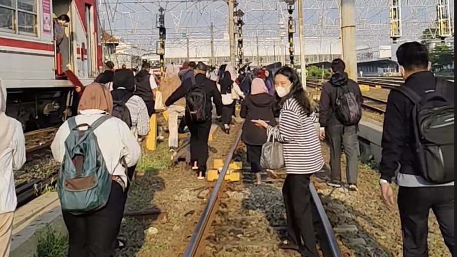 KRL anjlok di emplasemen Stasiun Jakarta Kota, Jakarta Barat, Selasa (5/8). (Tangkapan Layar Instagram via Rossa_Indah)