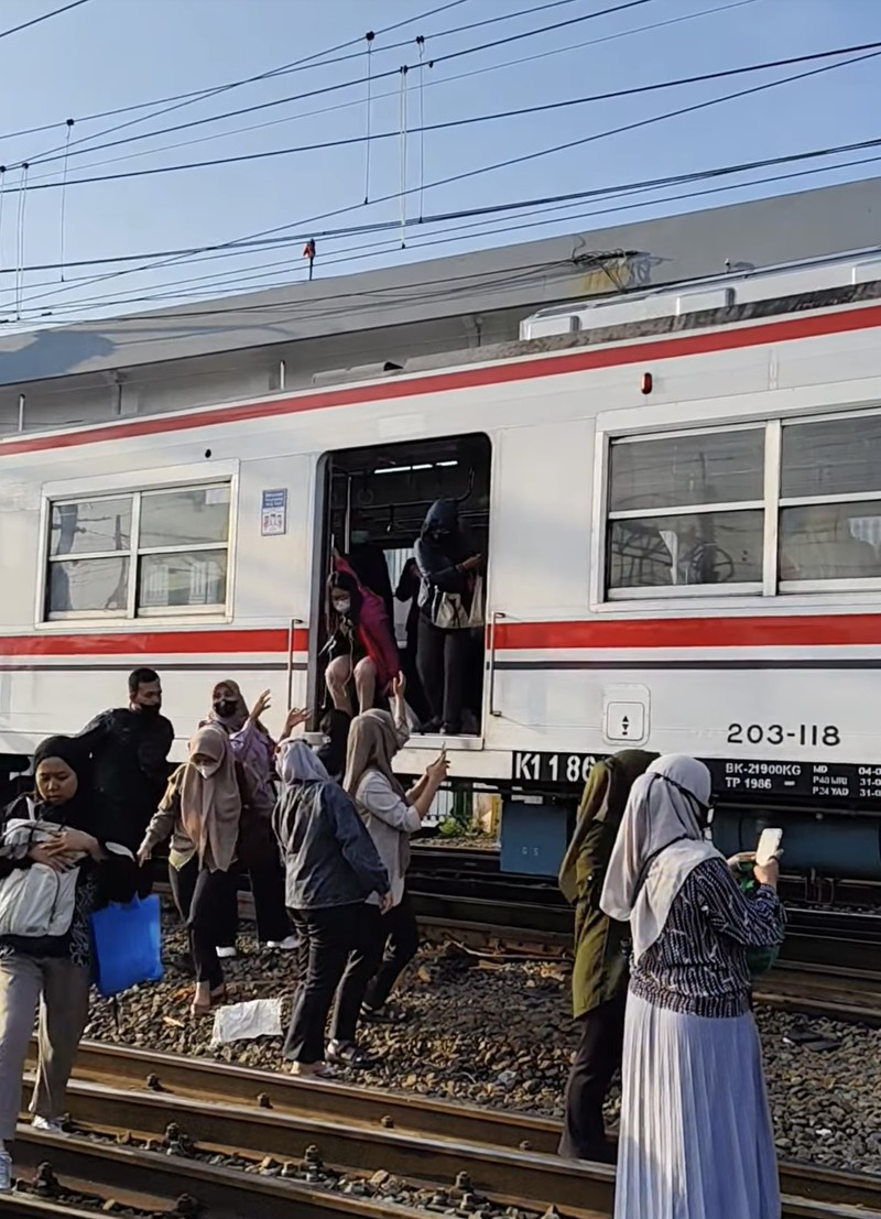 KRL anjlok di emplasemen Stasiun Jakarta Kota, Jakarta Barat, Selasa (5/8). (Tangkapan Layar Instagram via Rossa_Indah) KRL anjlok di emplasemen Stasiun Jakarta Kota, Jakarta Barat, Selasa (5/8). (Tangkapan Layar Instagram via Rossa_Indah)