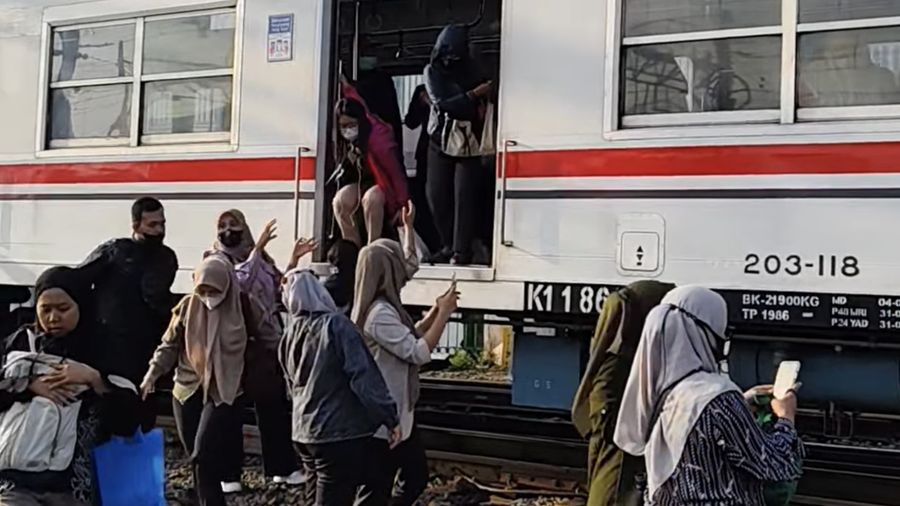 KRL anjlok di emplasemen Stasiun Jakarta Kota, Jakarta Barat, Selasa (5/8). (Tangkapan Layar Instagram via Rossa_Indah)
