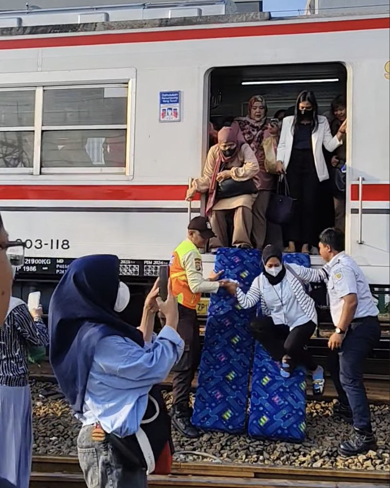 KRL anjlok di emplasemen Stasiun Jakarta Kota, Jakarta Barat, Selasa (5/8). (Tangkapan Layar Instagram via Rossa_Indah) KRL anjlok di emplasemen Stasiun Jakarta Kota, Jakarta Barat, Selasa (5/8). (Tangkapan Layar Instagram via Rossa_Indah)