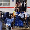 KRL Anjlok, Penumpang Keluar dan Jalan Kaki ke Stasiun Jakarta Kota