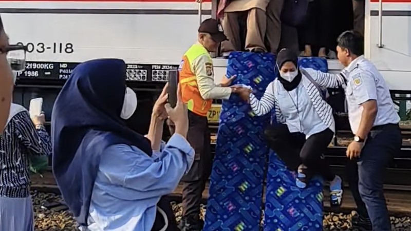KRL anjlok di emplasemen Stasiun Jakarta Kota, Jakarta Barat, Selasa (5/8). (Tangkapan Layar Instagram via Rossa_Indah)