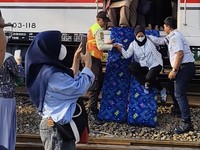 KRL Anjlok, Penumpang Keluar dan Jalan Kaki ke Stasiun Jakarta Kota