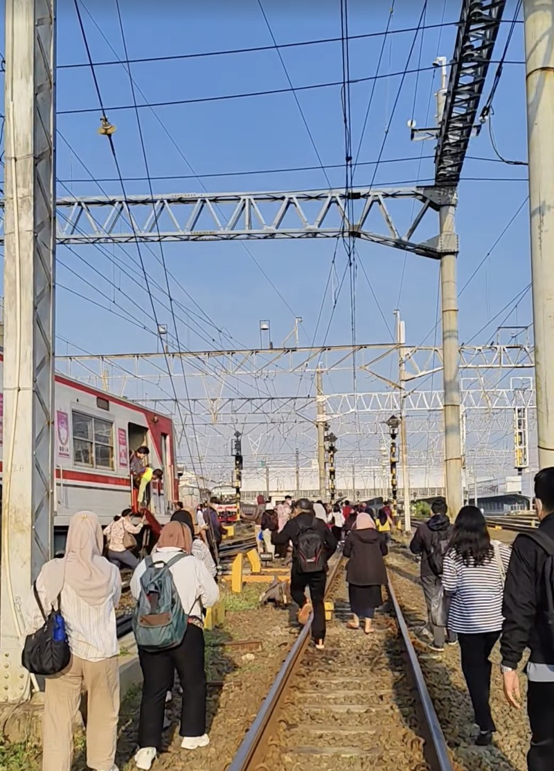 KRL anjlok di emplasemen Stasiun Jakarta Kota, Jakarta Barat, Selasa (5/8). (Tangkapan Layar Instagram via Rossa_Indah) KRL anjlok di emplasemen Stasiun Jakarta Kota, Jakarta Barat, Selasa (5/8). (Tangkapan Layar Instagram via Rossa_Indah)